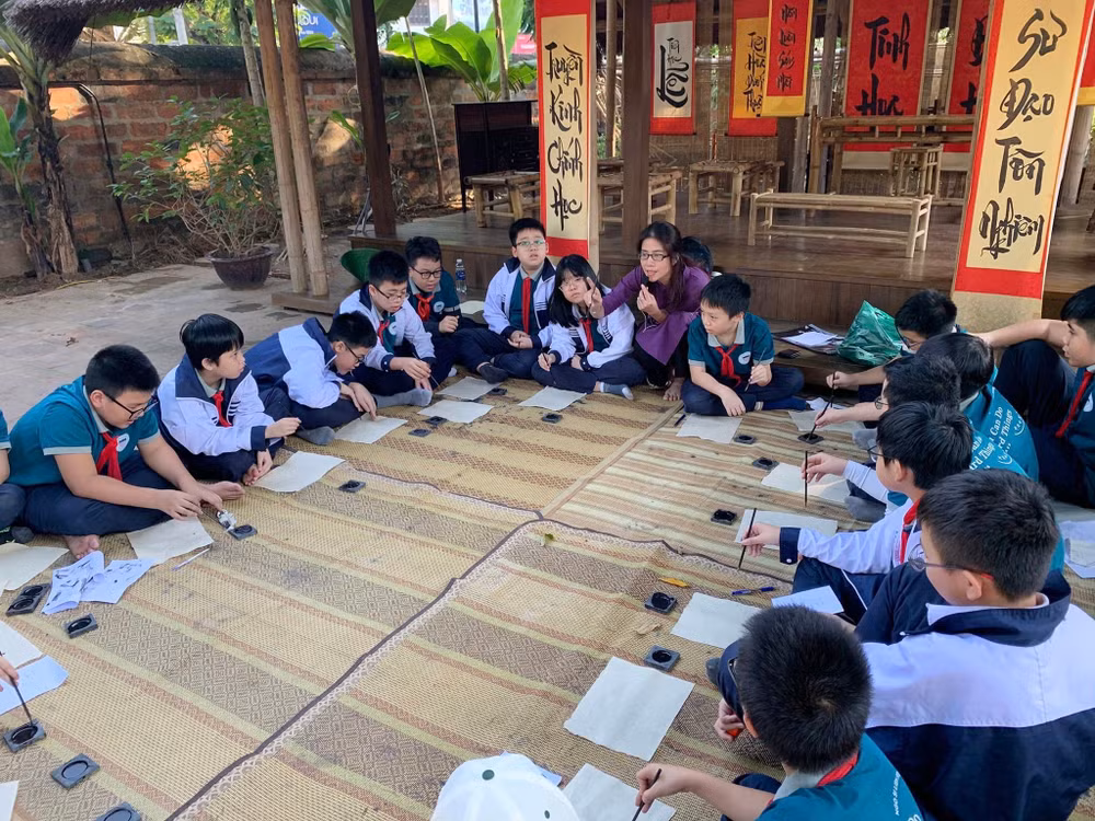 Các em học sinh tham gia hoạt động trải nghiệm tại Văn Miếu-Quốc Tử Giám. (Ảnh: Chí Dũng)