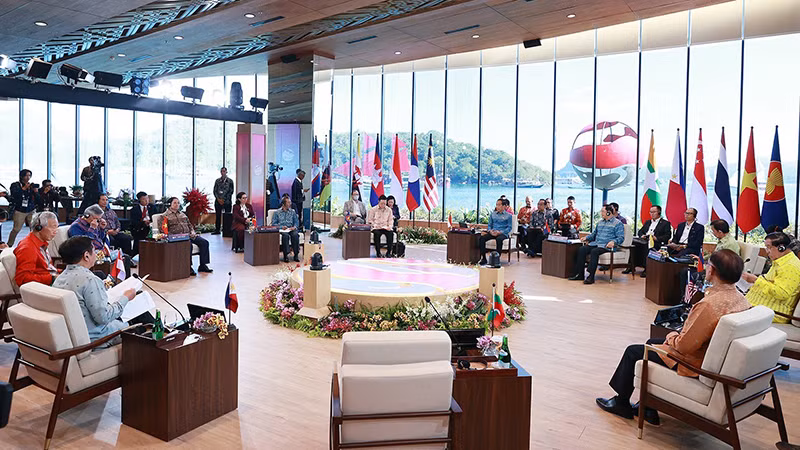 Toàn cảnh phiên họp hẹp của các nhà Lãnh đạo ASEAN để trao đổi về các vấn đề quốc tế và khu vực.