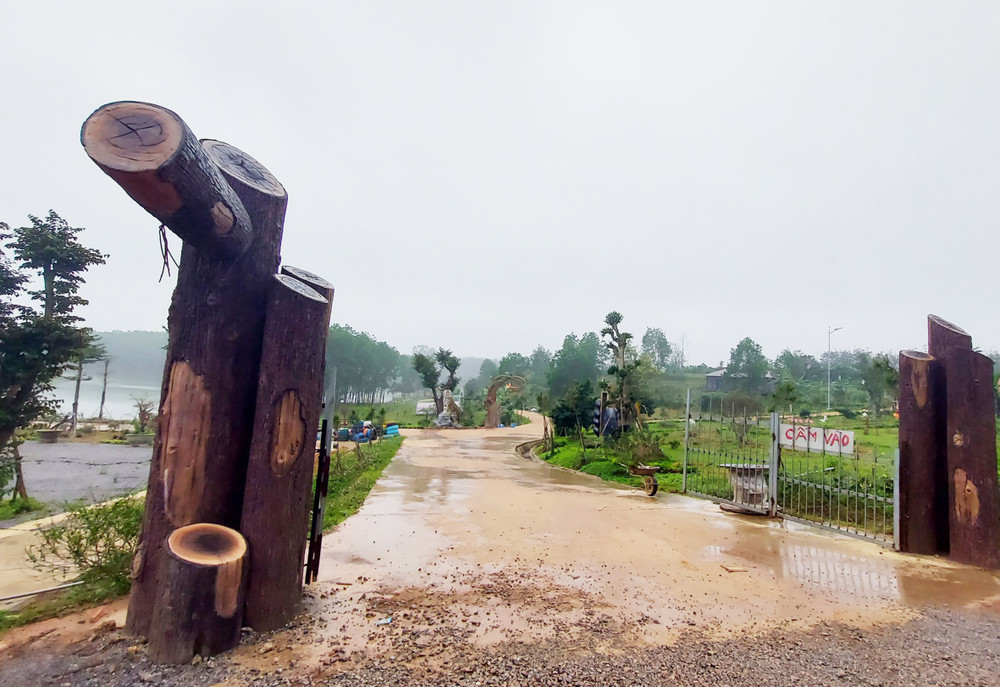 Lối cổng dẫn vào Khu giáo dục trải nghiệm Trưng Vương Garden và hệ thống đường bê-tông trong khuôn viên rất rộng lớn.