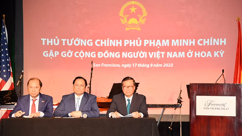 Thủ tướng Phạm Minh Chính lắng nghe ý kiến phát biểu của đại diện bà con kiều bào.