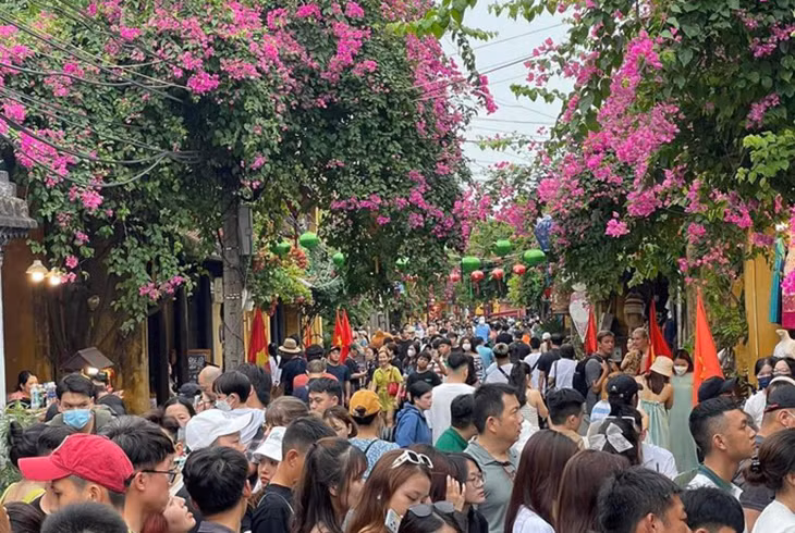 Đông đảo du khách tham quan Khu phố cổ Hội An.