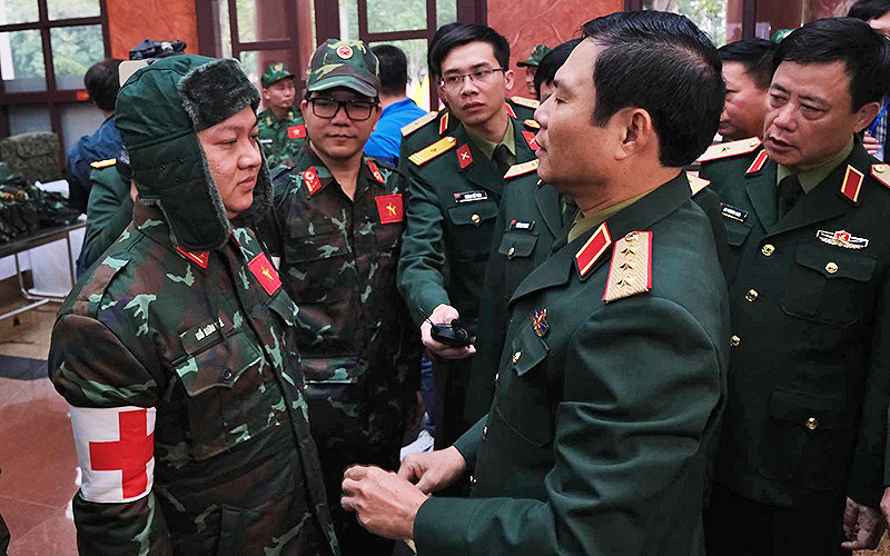 Thượng tướng Nguyễn Tân Cương (bên phải trong ảnh) dặn dò, giao nhiệm vụ cho các sĩ quan, chiến sĩ thuộc Đoàn công tác tham gia hỗ trợ nhân đạo, cứu trợ thảm họa tại Thổ Nhĩ Kỳ.