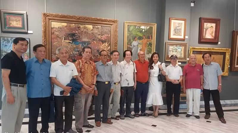 Đoàn Hội Nhà văn Việt Nam tham quan Bảo tàng.