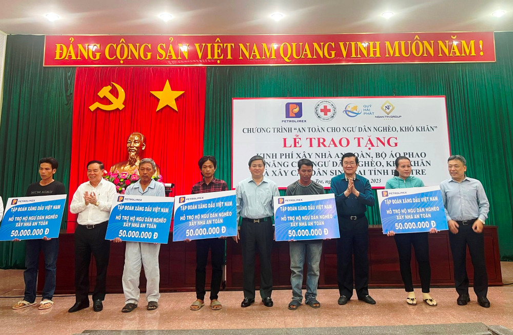Lãnh đạo tham dự buổi lễ và nhà tài trợ trao bảng tượng trưng hỗ trợ xây dựng nhà ở cho ngư dân nghèo, khó khăn.
