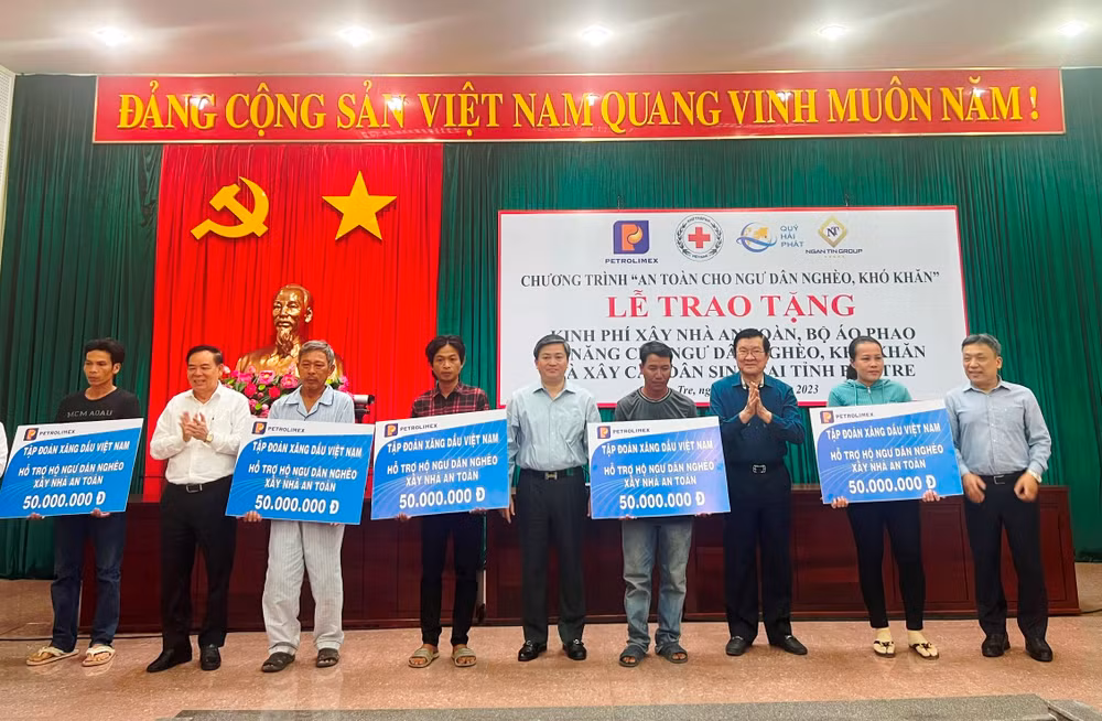 Lãnh đạo tham dự buổi lễ và nhà tài trợ trao bảng tượng trưng hỗ trợ xây dựng nhà ở cho ngư dân nghèo, khó khăn.