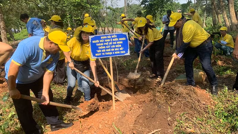 Các đại biểu kiều bào trồng cây lưu niệm tại Công viên Lịch sử Văn hóa Dân tộc. (Ảnh: CAO THĂNG)