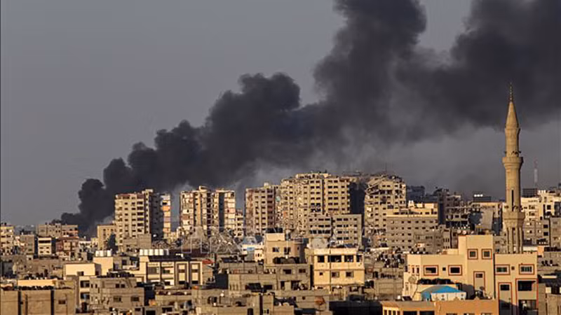 Khói bốc lên sau cuộc không kích của Israel xuống Dải Gaza ngày 12/10/2023. (Ảnh minh họa: THX/TTXVN)