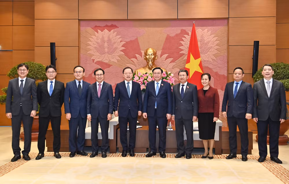 Chủ tịch Quốc hội Vương Đình Huệ và Tổng Giám đốc Tập đoàn Samsung Electronics Park Hark Kyu với các đại biểu dự buổi tiếp.