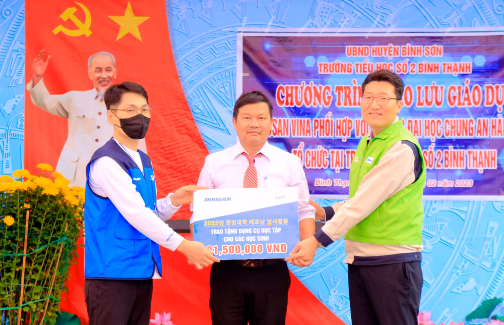 Trao tặng dụng cụ học tập cho Trường tiểu học số 2 Bình Thạnh, huyện Bình Sơn.