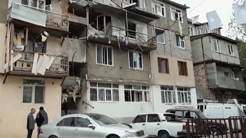 Các tòa nhà bị hư hại trong chiến dịch quân sự do Azerbaijan tiến hành tại thị trấn Stepanakert thuộc khu vực tranh chấp Nagorny-Karabakh, ngày 20/9/2023. (Ảnh: AFP/TTXVN)