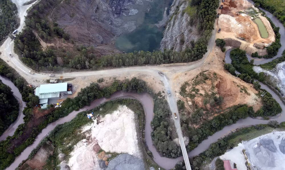 Sông Buông bị bao vây bởi quá trình khai thác đá ở cụm mỏ Phước Tân.