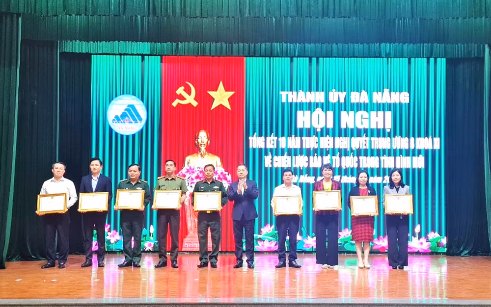 Khen thưởng các tập thể đạt thành tích xuất sắc trong thực hiện Nghị quyết Trung ương 8 (khóa XI) về Chiến lược bảo vệ Tổ quốc trong tình hình mới.