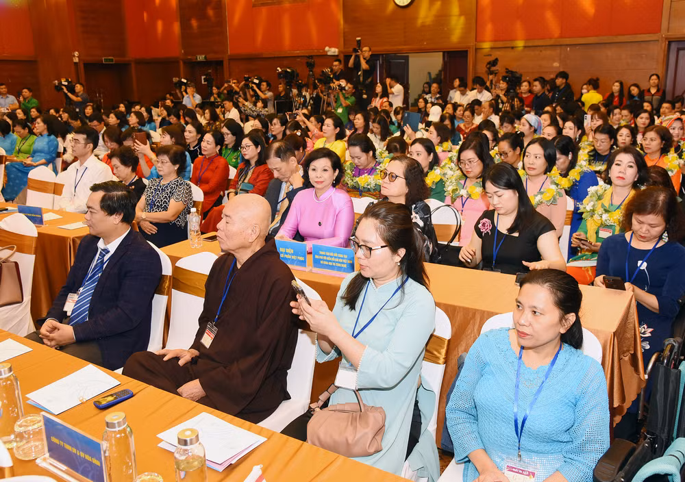 Các đại biểu tham dự buổi lễ.