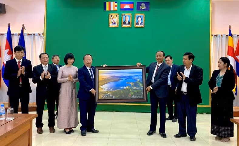 Phó Bí thư Thường trực Tỉnh ủy Châu Ngọc Tuấn thăm, chúc Tết cổ truyền Chol Chnam Thmay tại tỉnh Stung Treng.