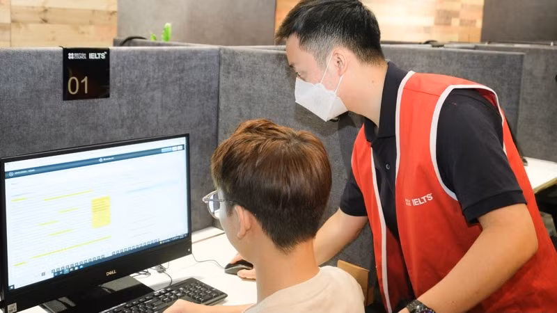 Thí sinh được hướng dẫn làm bài thi IELTS trên máy tính (Ảnh: Hội đồng Anh Việt Nam)