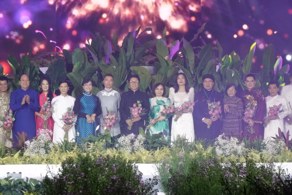Các đại biểu tặng hoa cho các nhà thiết kế tham gia Lễ hội Áo dài năm nay.