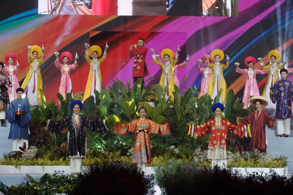 Các người mẫu trình diễn bộ sưu tập áo dài “Nếp màu tự nhiên” của Nhà thiết kế Nguyễn Đức Huy.