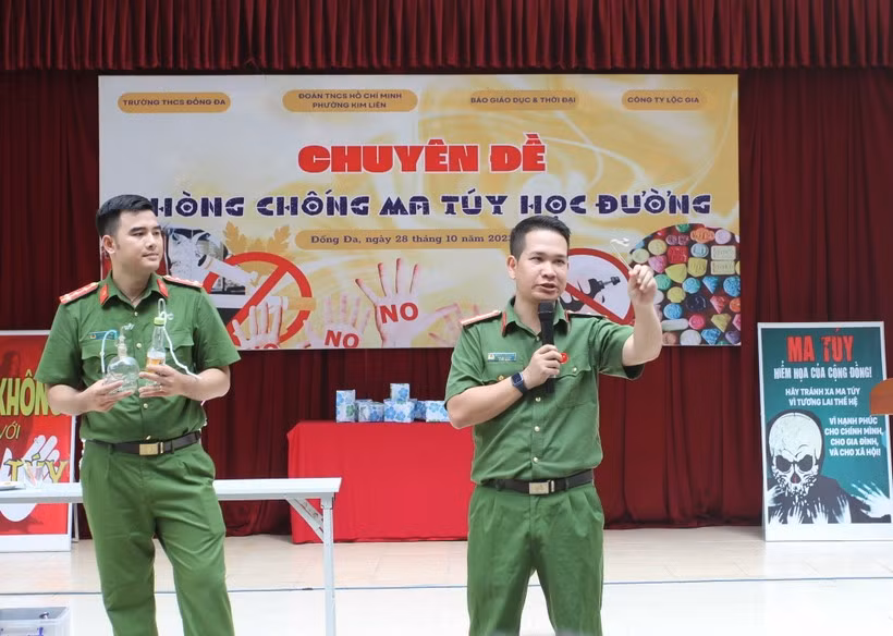 Trong chuyên đề, báo cáo viên đã chỉ ra cách nhận biết về các thể loại ma túy cho các em học sinh.