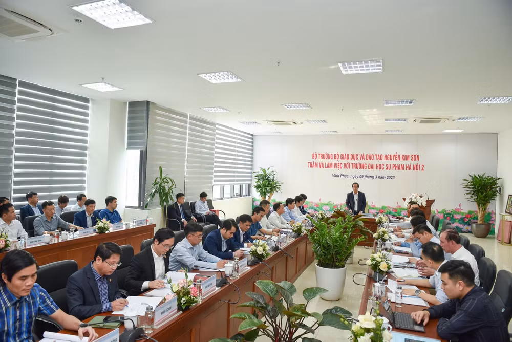 Quang cảnh buổi làm việc.