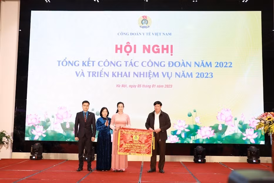 Công đoàn Y tế Việt Nam nhận Cờ thi đua xuất sắc của Tổng Liên đoàn Lao động Việt Nam năm 2022.