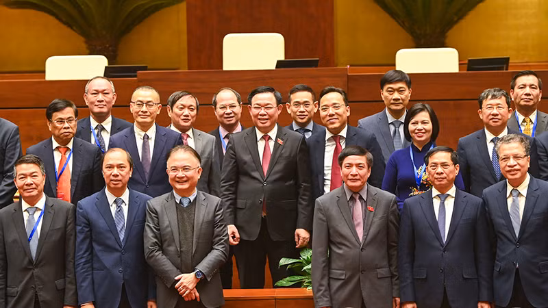 Chủ tịch Quốc hội Vương Đình Huệ cùng các đại biểu với các Đại sứ, Trưởng Cơ quan đại diện ngoại giao Việt Nam ở nước ngoài. (Ảnh: DUY LINH)