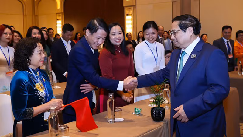 Thủ tướng gặp gỡ cộng đồng Việt Nam ở UAE.