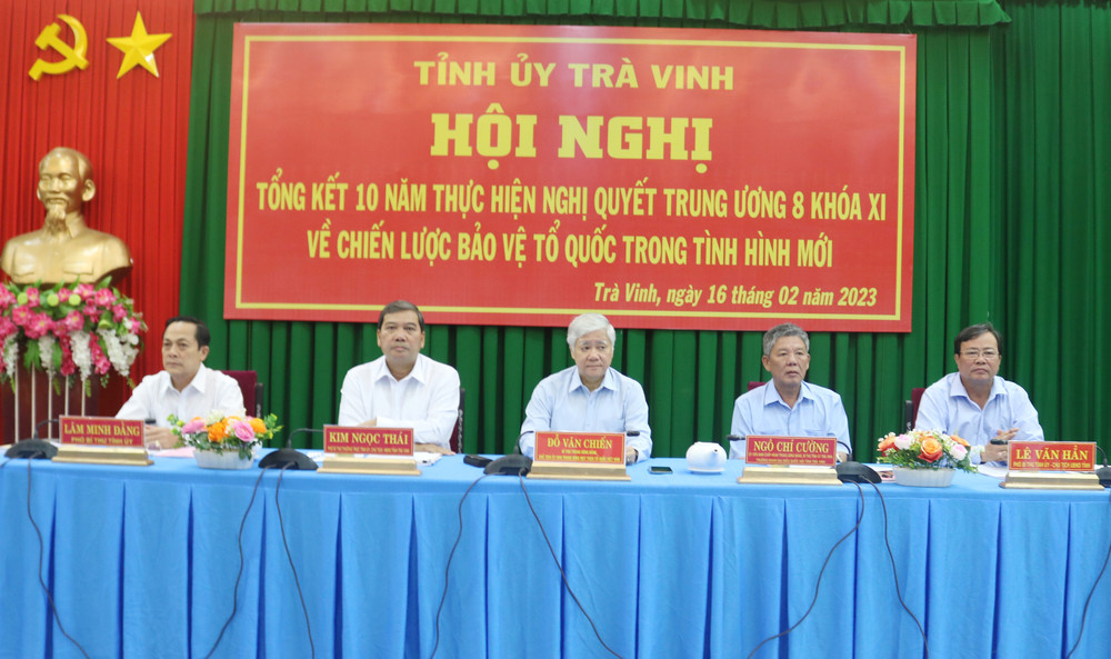 Bí thư Trung ương Đảng, Chủ tịch Ủy ban Trung ương Mặt trận Tổ quốc Việt Nam Đỗ Văn Chiến (ngồi giữa) dự hội nghị.