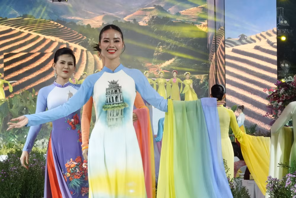 Bộ sưu tập Áo dài “Non nước Việt Nam” của Nhà thiết kế-nghệ nhân Trung Đinh.