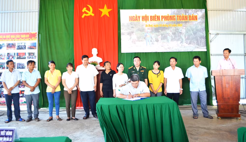 Đại diện các thôn đăng ký tham gia phong trào toàn dân tham gia bảo vệ chủ quyền lãnh thổ, an ninh biên giới quốc gia trong tình hình mới năm 2023.
