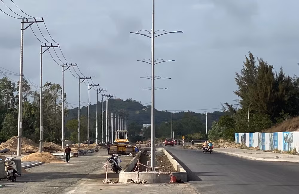 Phú Yên vừa có chủ trương đầu tư 3428 tỷ đồng hoàn thiện tuyến đường ven biển phía bắc cầu An Hải (xã An Ninh Đông, huyện Tuy An) đến Trung tâm An điều dưỡng tàu ngầm hải quân để khai thác phát triển du lịch.