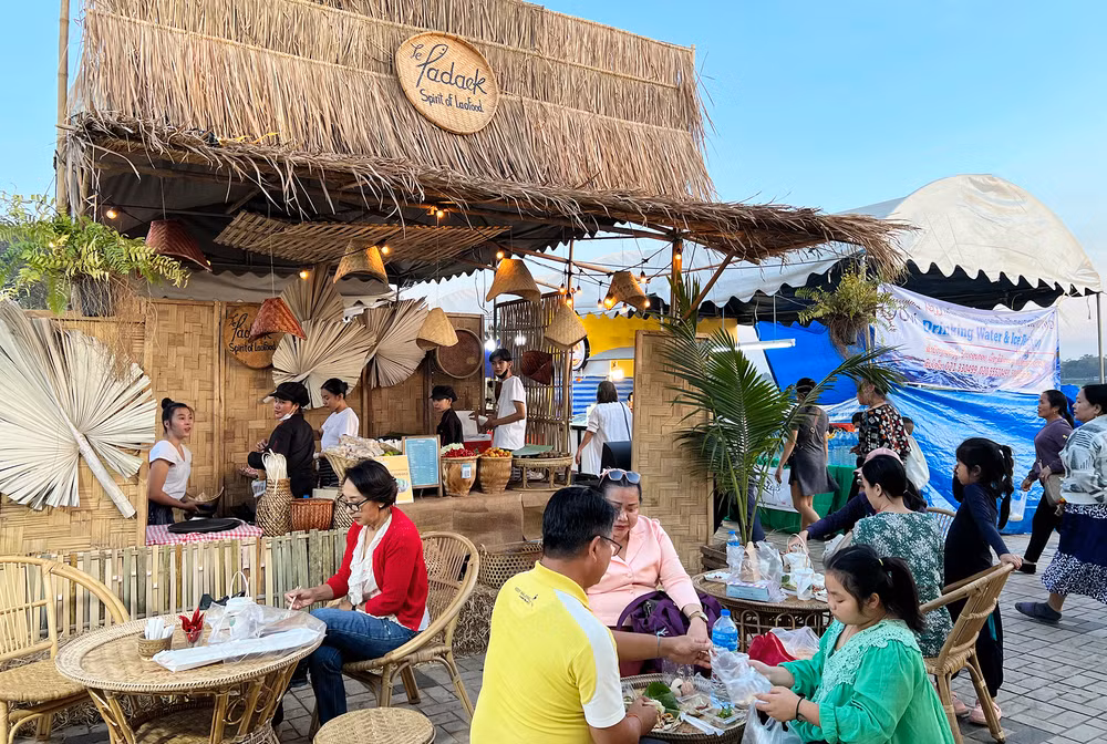 Người dân và du khách trải nghiệm các món ăn tại lễ hội. (Ảnh: TRỊNH DŨNG)