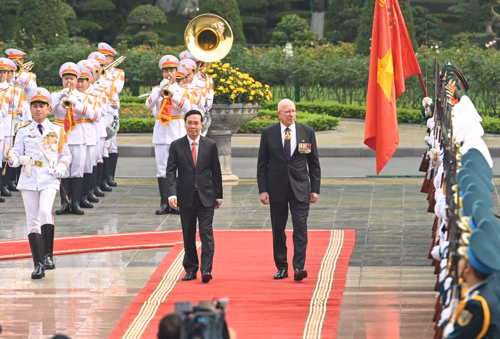 Chủ tịch nước Võ Văn Thưởng và Toàn quyền Australia David Hurley duyệt đội danh dự Quân đội nhân dân Việt Nam tại lễ đón. (Ảnh: DUY LINH)