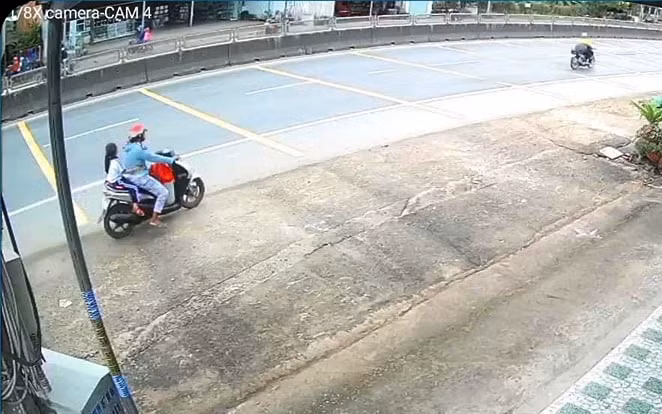 Nguyễn Thị Thanh chở bé gái rời khỏi cổng trường (Hình ảnh trích xuất từ camera giám sát).