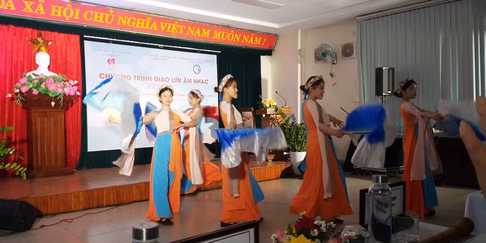 Một tiết mục múa hát của các diễn viên, sinh viên tại chương trình giao lưu giao lưu âm nhạc.