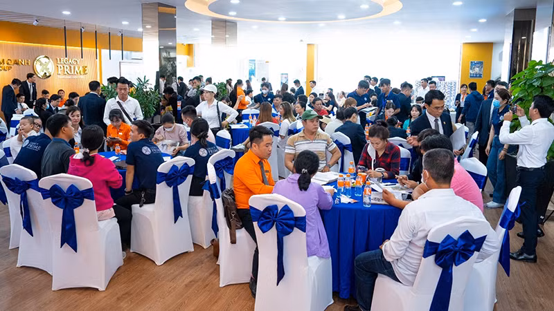 Niềm tin trở lại với thị trường bất động sản, khách hàng liên tục “xuống tiền” mua căn hộ.