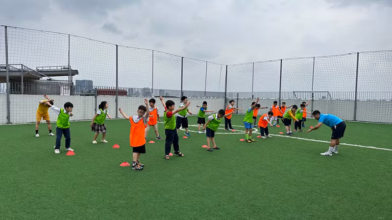 Giờ học bóng đá của học sinh Trường tiểu học Chu Văn An (Tây Hồ, Hà Nội).