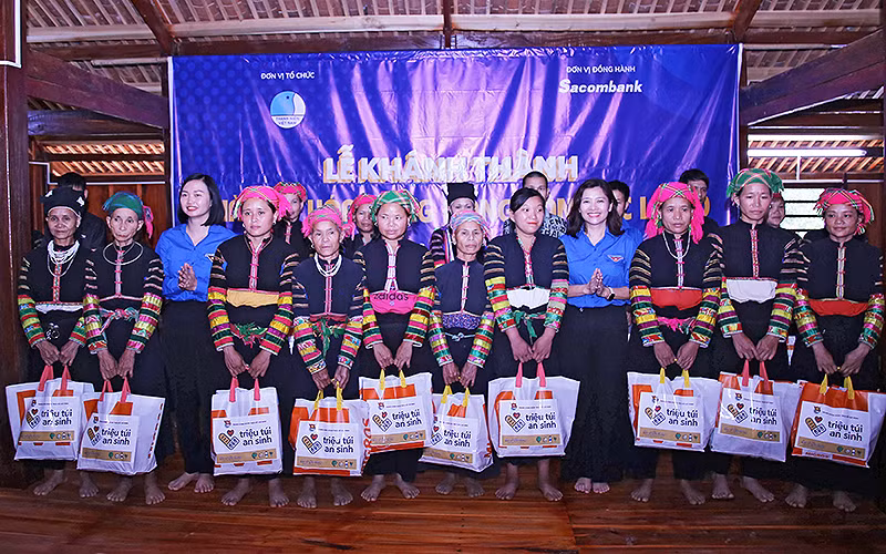 Ban Tổ chức trao quà tặng đồng bào tới tham dự Lễ khánh thành Nhà văn hóa cộng đồng dân tộc Lô Lô.