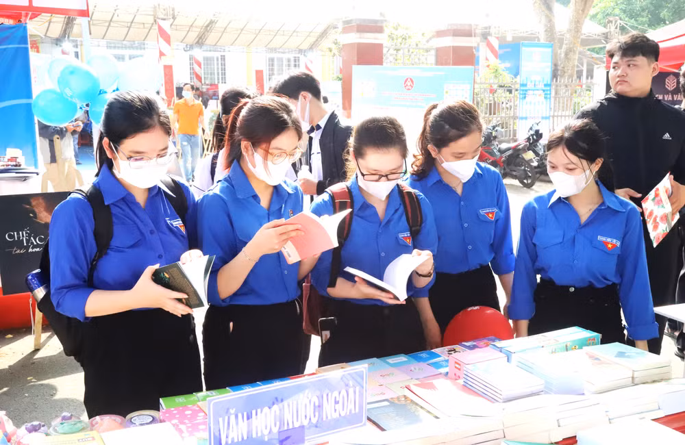 Các đoàn viên, thanh niên đọc sách tại Ngày Sách và Văn hóa đọc Việt Nam năm 2023 trên địa bàn tỉnh Đắk Lắk.