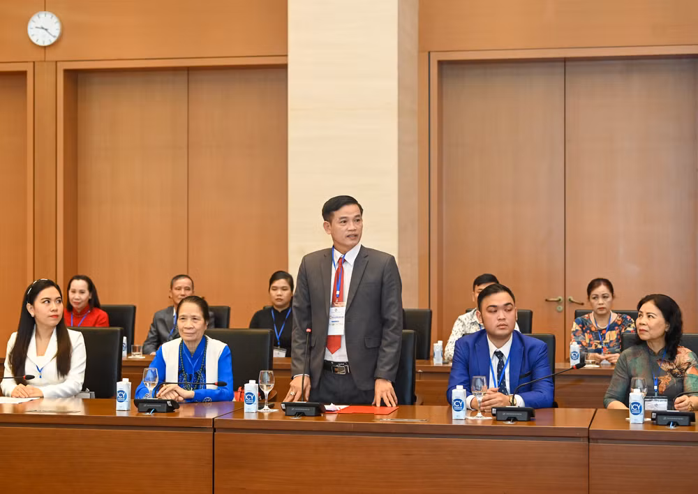 Đại diện doanh nghiệp đồng hành cùng Câu lạc bộ Nhà báo nữ phát biểu tại cuộc gặp mặt.