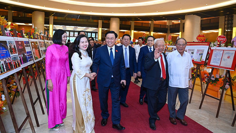 Chủ tịch Quốc hội Vương Đình Huệ và các đại biểu dự buổi lễ.