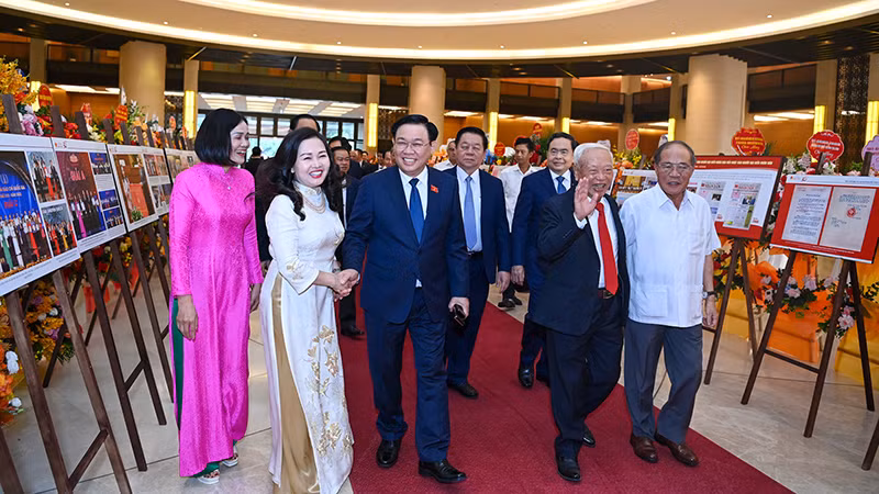 Chủ tịch Quốc hội Vương Đình Huệ và các đại biểu dự buổi lễ.