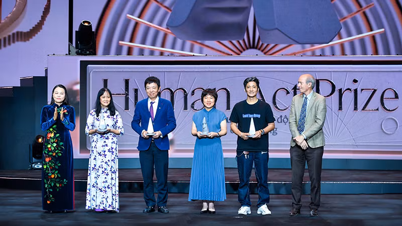 Bà Nguyễn Thị Minh Tâm - Giám đốc Chi nhánh Vinamilk Hà Nội (thứ 2 bên trái qua) nhận giải thưởng Dự án bền bỉ cho Quỹ sữa Vươn cao Việt Nam.