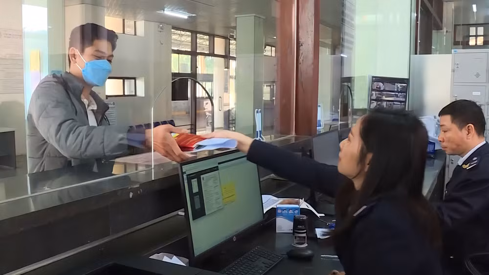 Người dân làm thủ tục xuất nhập cảnh tại cửa khẩu quốc tế Lao Bảo. Người dân làm thủ tục xuất nhập cảnh tại cửa khẩu quốc tế Lao Bảo.