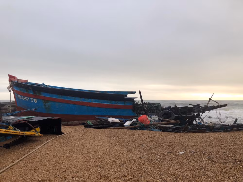 Tàu cá PY 96497-TS của ông Phú Thanh Việt làm thuyền trưởng bị sóng lớn đánh tan thiệt hại hơn 1 tỷ đồng.