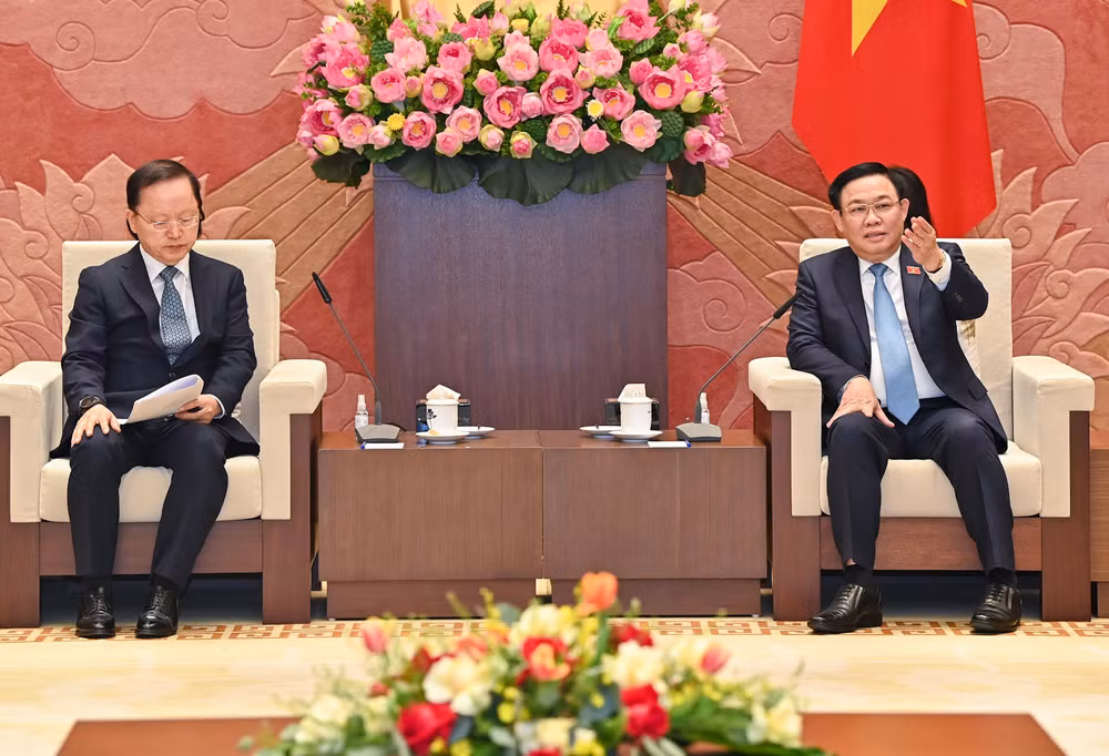 Chủ tịch Quốc hội Vương Đình Huệ và Tổng Giám đốc Tập đoàn Samsung Electronics Park Hark Kyu tại buổi tiếp.