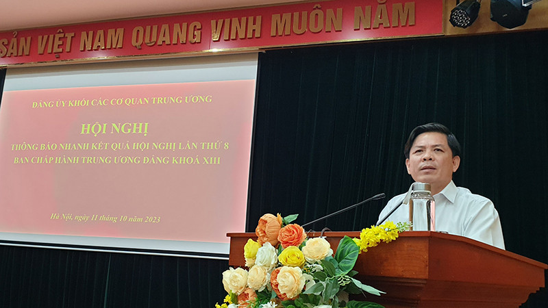 Đồng chí Nguyễn Văn Thể, Ủy viên Trung ương Đảng, Bí thư Đảng ủy Khối thông tin nhanh kết quả Hội nghị Trung ương 8, khóa XIII.