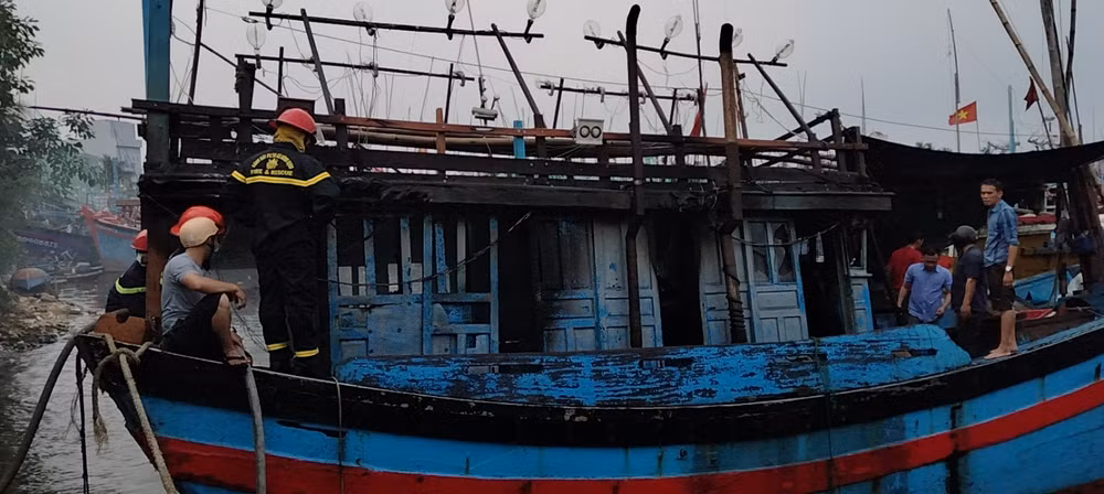 Hiện trường vụ cháy tàu BĐ-98531TS tại phường Tam Quan Bắc, thị xã Hoài Nhơn, tỉnh Bình Định.