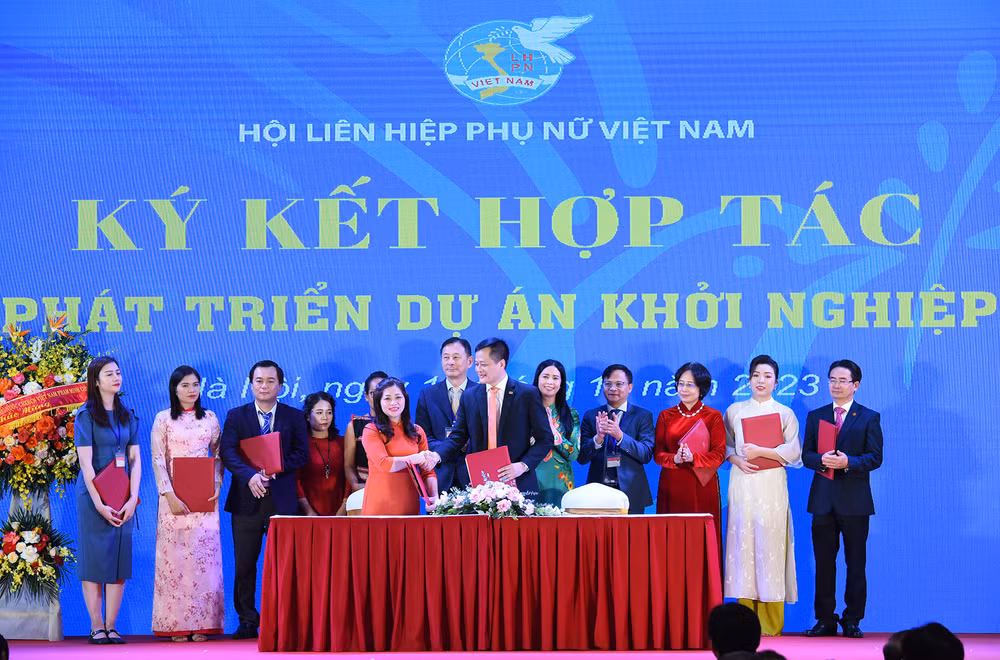 Lễ ký kết hợp tác phát triển dự án khởi nghiệp.
