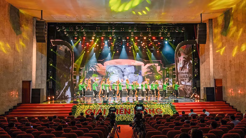 Chương trình tổng duyệt lễ trao giải Diên Hồng.