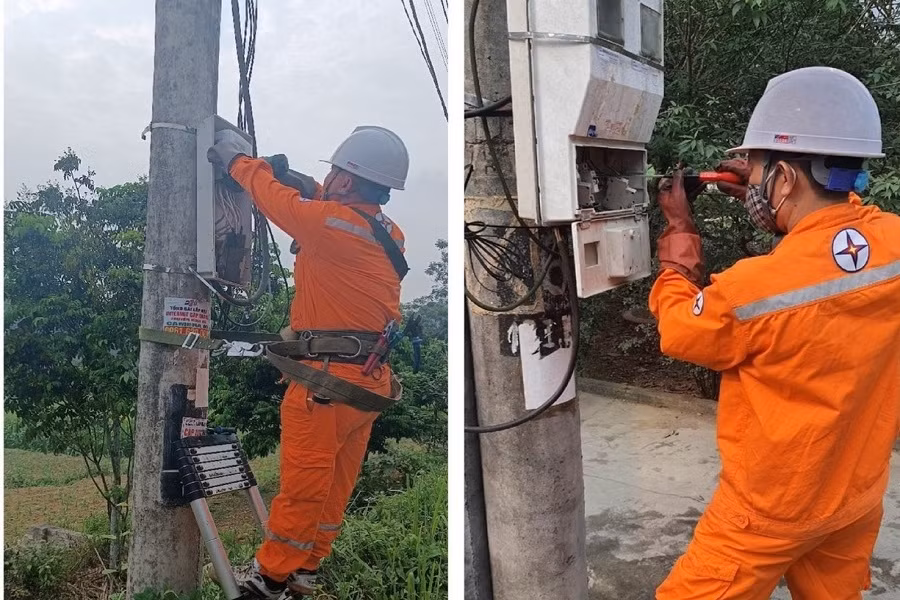 Các cán bộ công nhân viên đang thay thế công-tơ cơ khí sang công-tơ điện tử.